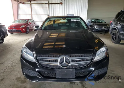 2017 Mercedes-Benz C 300 z USA, uszkodzony, nr VIN 55SWF4JB2HU226066